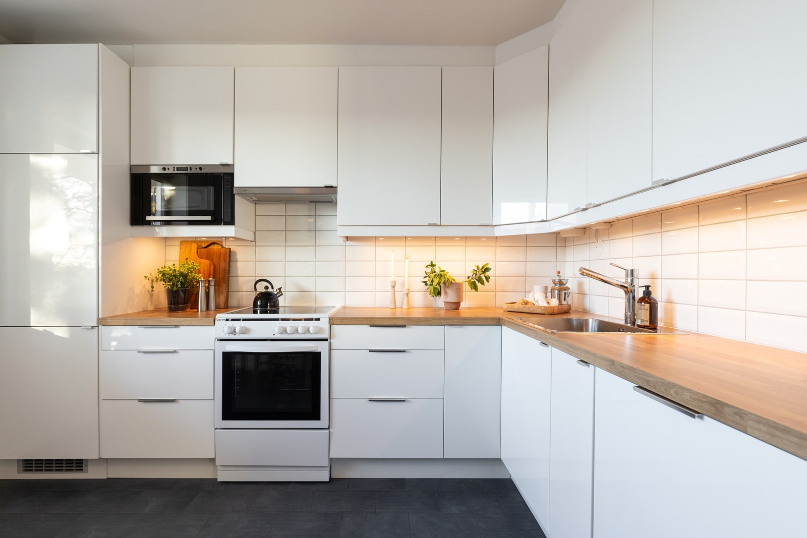 Pent og funksjonelt kjøkken med høyglans fronter og overskap som gir gode oppbevaringsmuligheter. Galleribilde