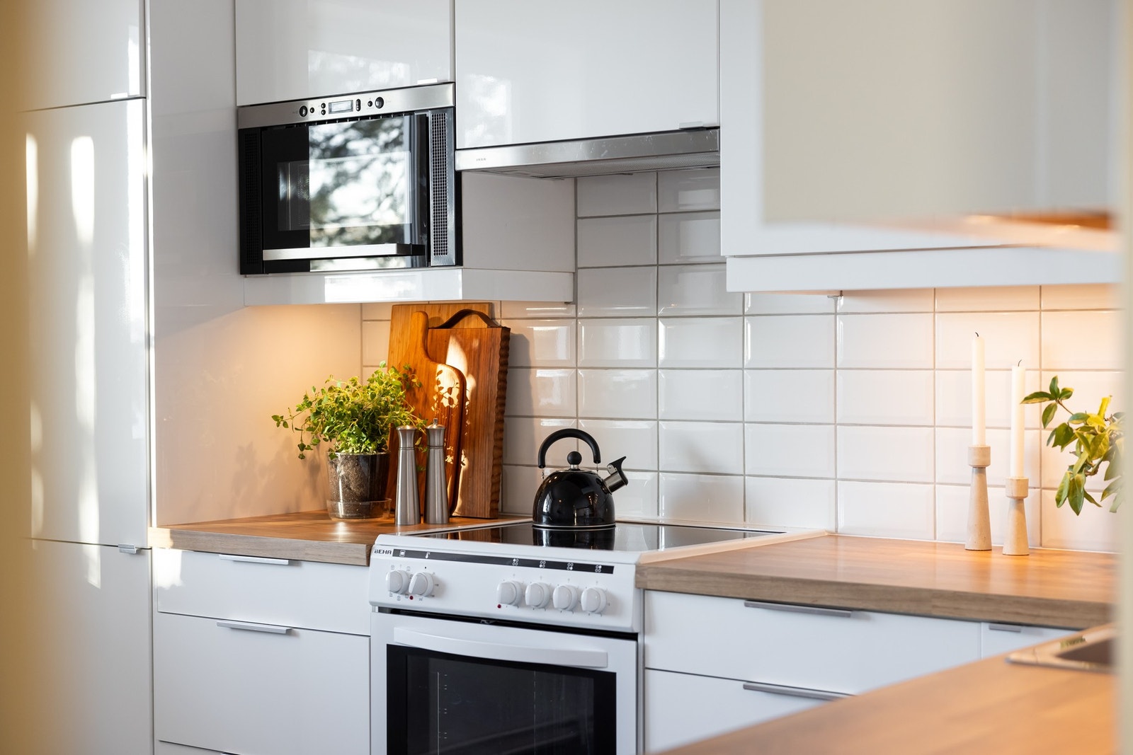 Kjøkkenet er utstyrt med integrert mikrobølgeovn, kjøleskap/fryser og oppvaskmaskin, samt frittstående komfyr. Galleribilde