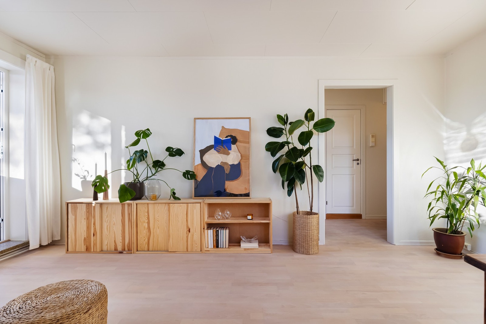 Stuen er enkel å møblere med naturlige plasser for sofa, spisebord og tv-møblement Galleribilde