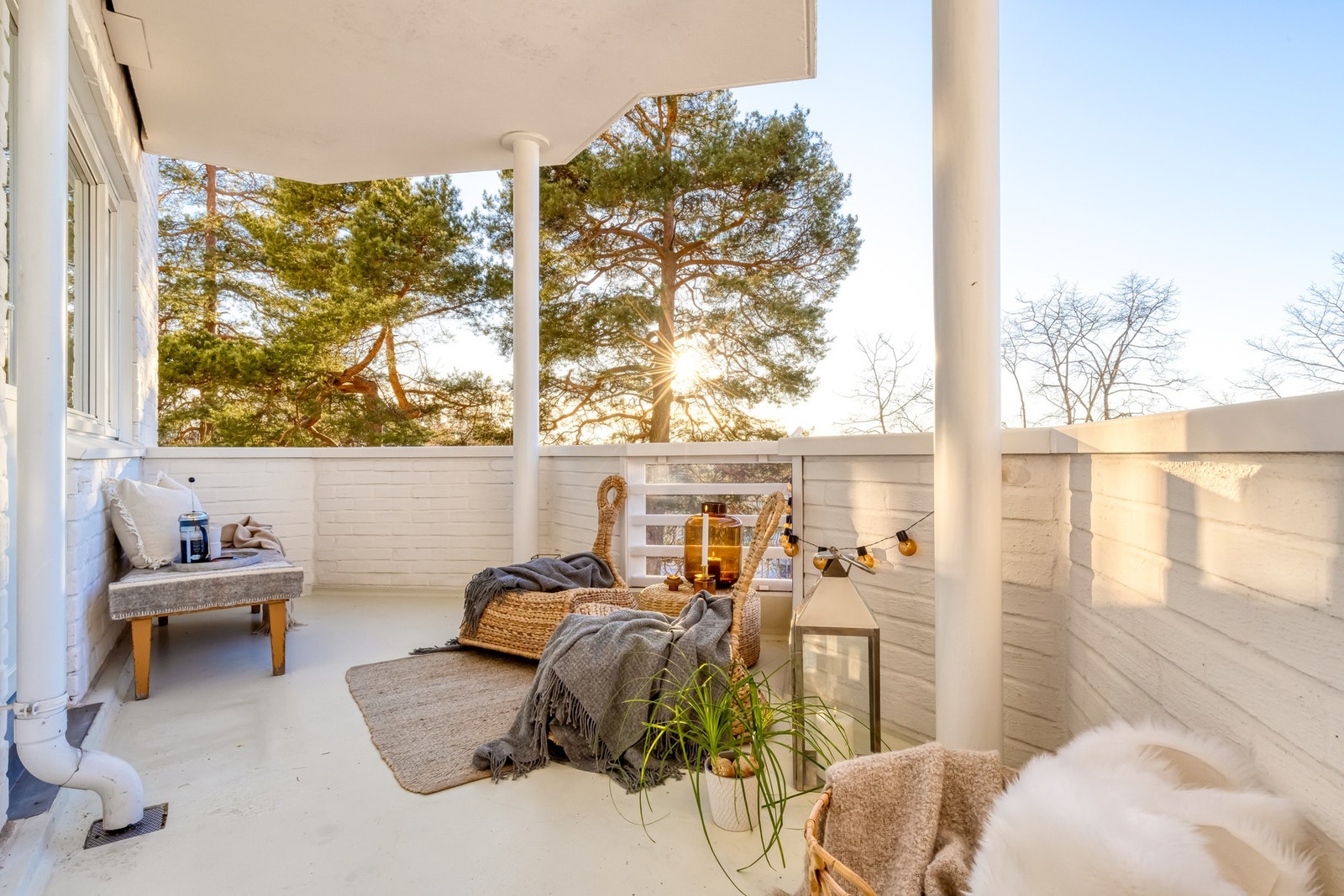 Balkongen byr på gode solforhold og en ekstra romfølelse på sommerhalvåret. Galleribilde