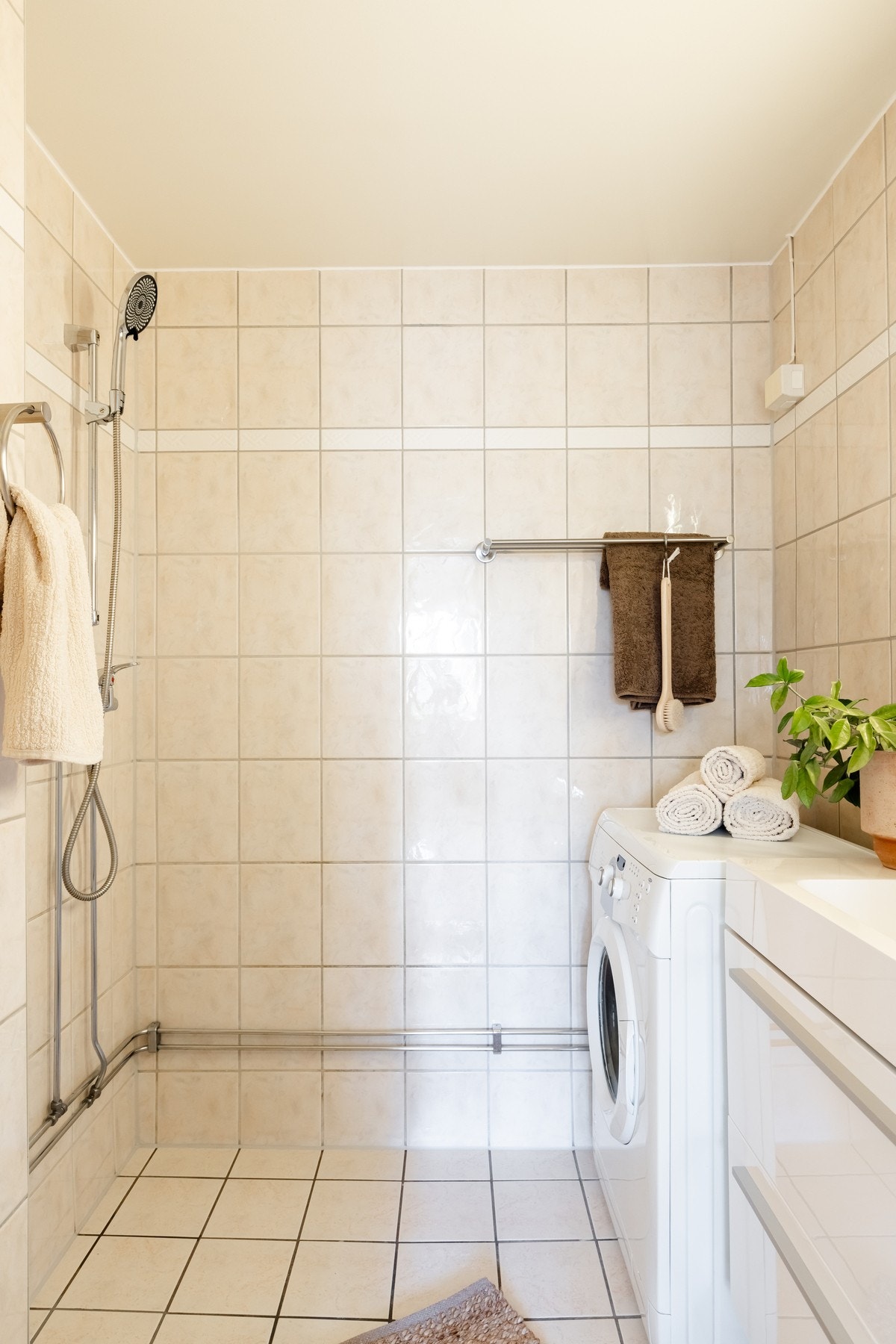 Badet er utstyrt med innredning med nedfelt servant, toalett og dusjhjørne. Galleribilde