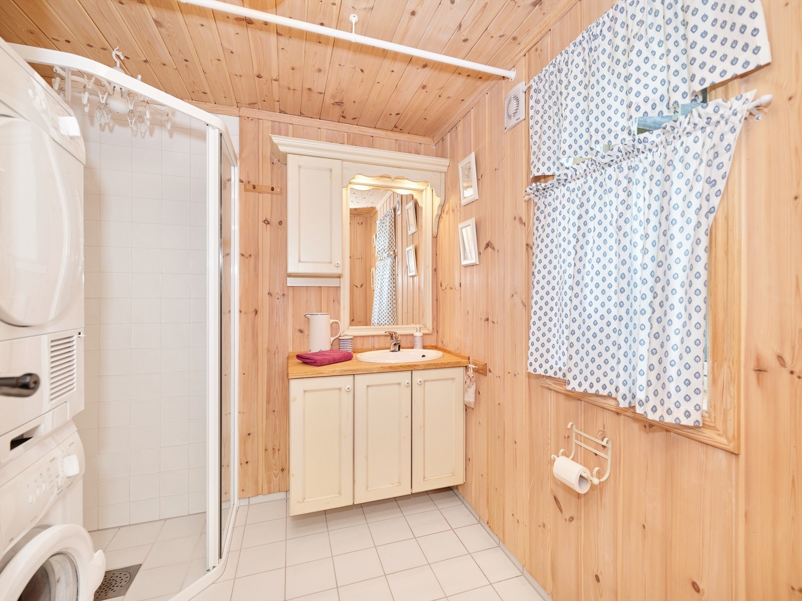 Opplegg for vaskemaskin og tørketrommel. Galleribilde