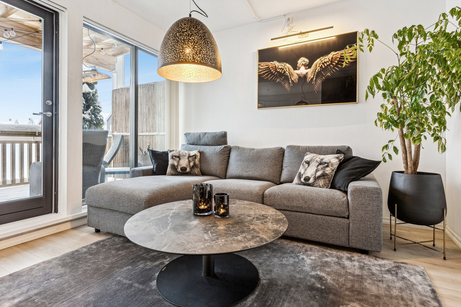 Vindusflater som strekker seg fra gulv til tak slipper inn rikelig med naturlig lys som gir en luftig og god romfølelse Galleribilde
