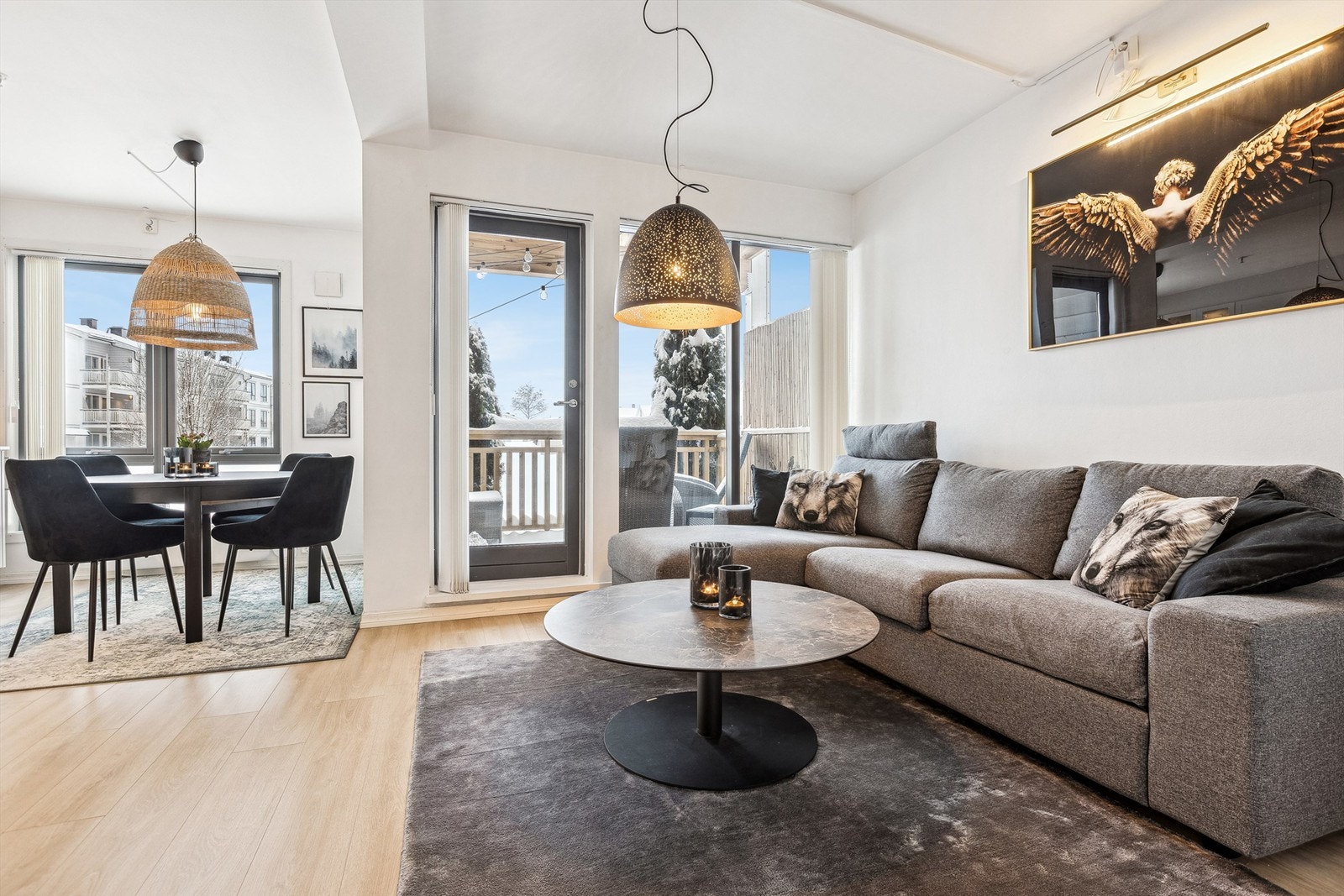 Fra stuen er det utgang til flott terrasse på ca. 6 kvm som blir en naturlig forlengelse av leiligheten på sommertid Galleribilde