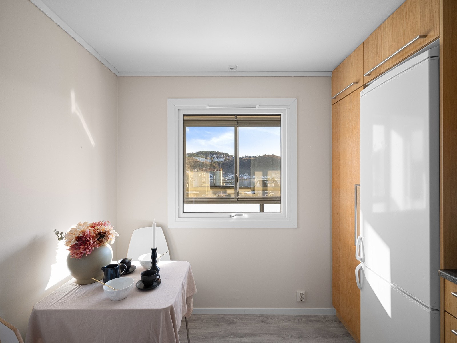 Plass til kjøkkenbord ved vinduet Galleribilde