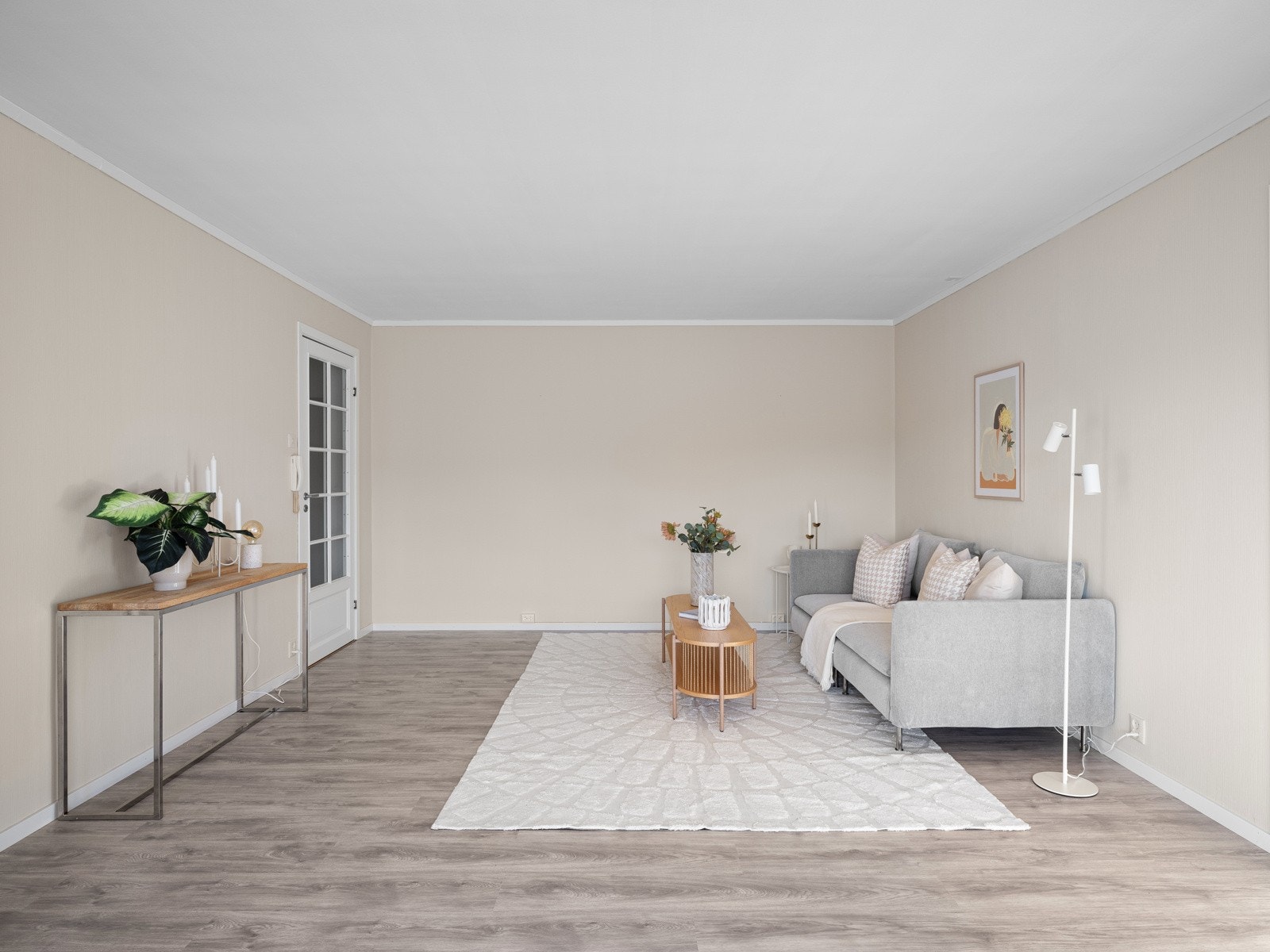 Stuen har flere soner som gir gode møbleringsmuligheter Galleribilde