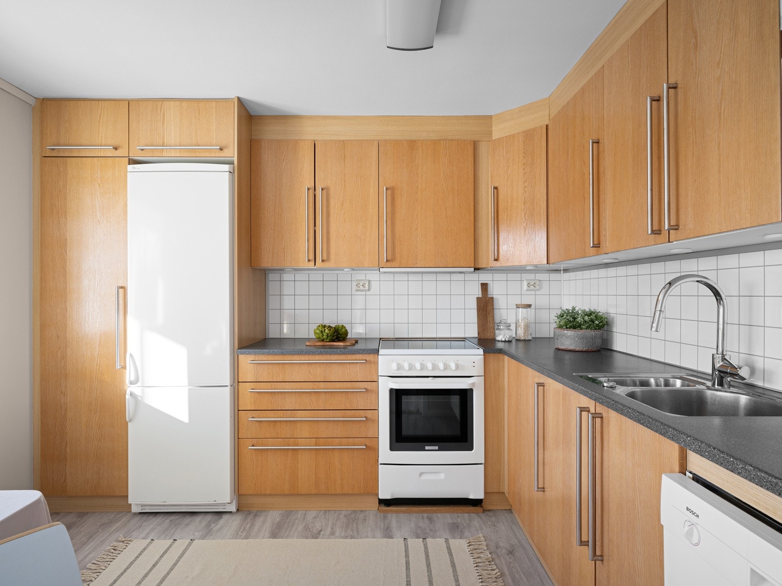 Pent og romslig kjøkken med godt med skap- og benkeplass Galleribilde