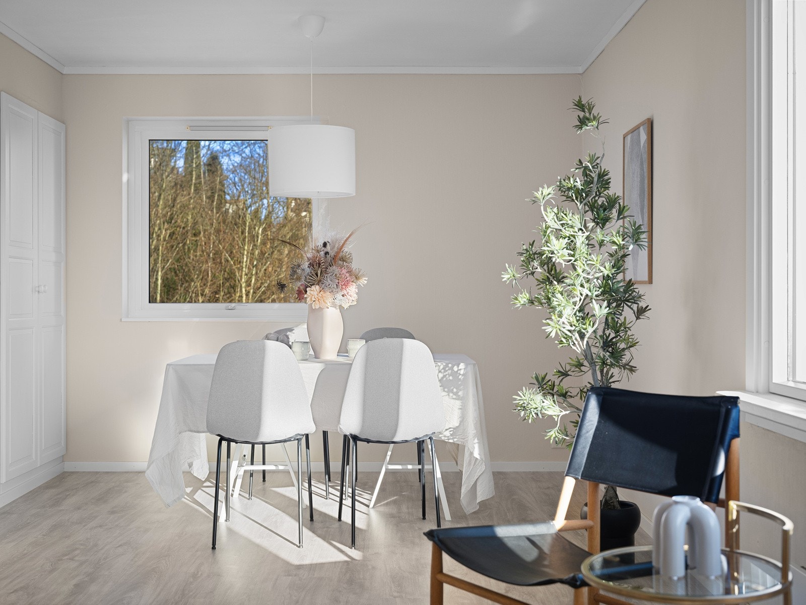 I stuen er det god plass til spisebord Galleribilde