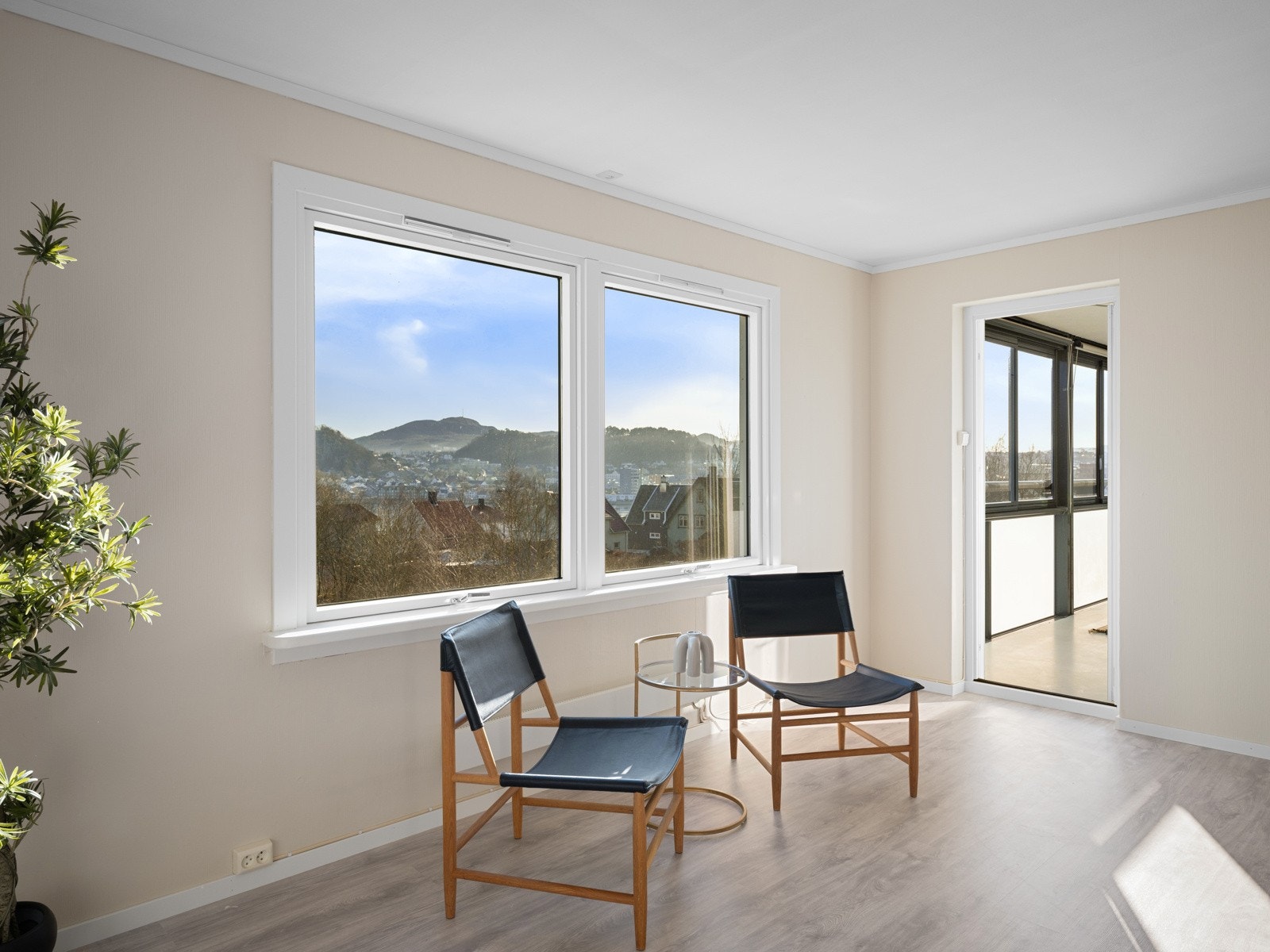 Fra stuen er det utgang til innglasset balkong Galleribilde