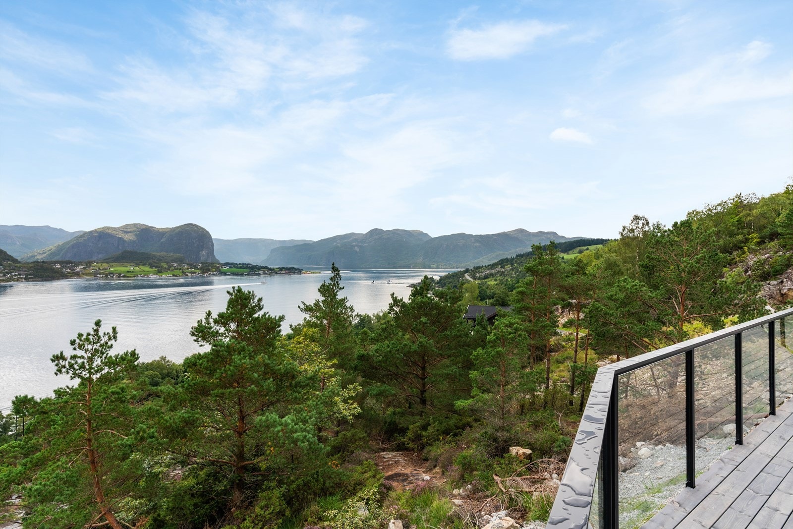 Utsikten fra en hytte bygget på feltet. Galleribilde
