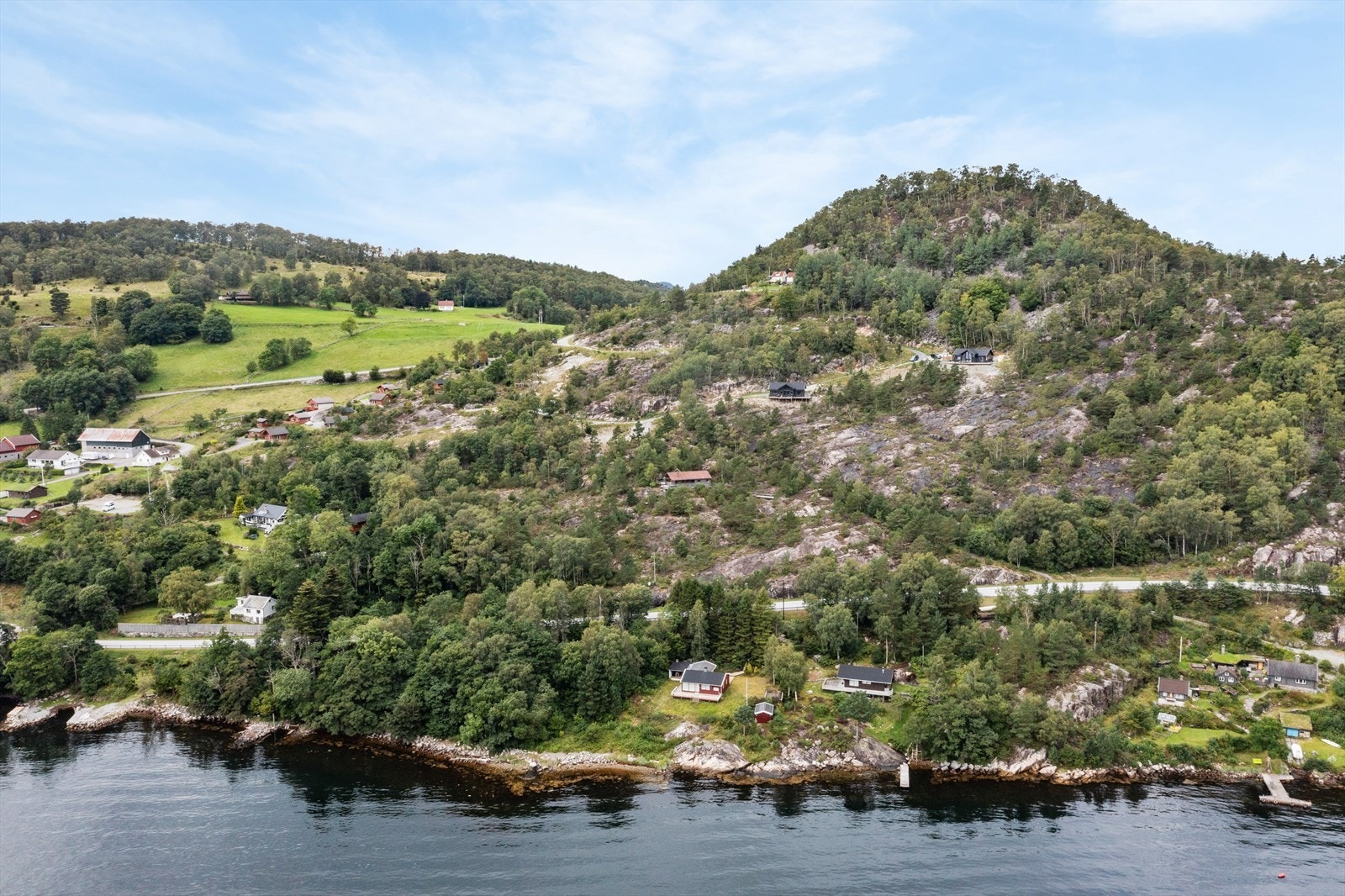 Tomtene har flott beliggenhet i høyden med panoramautsikt. Galleribilde