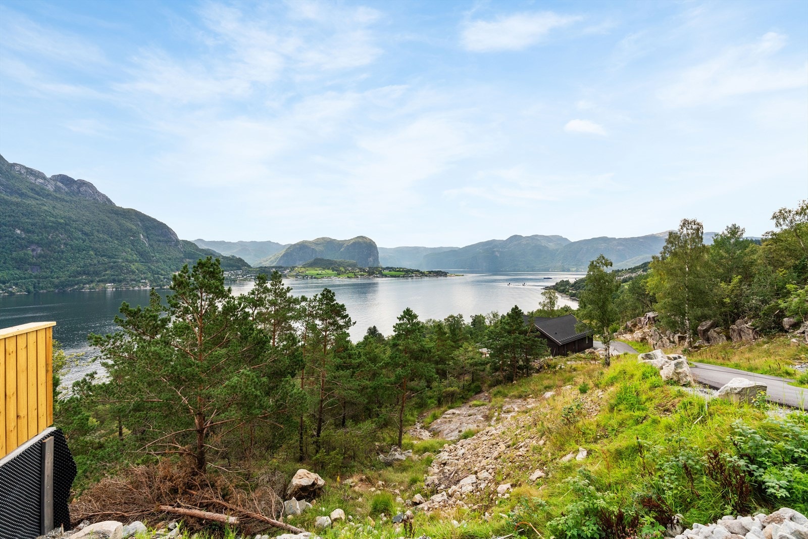 Bilde fra en av hyttene oppført på feltet. Galleribilde