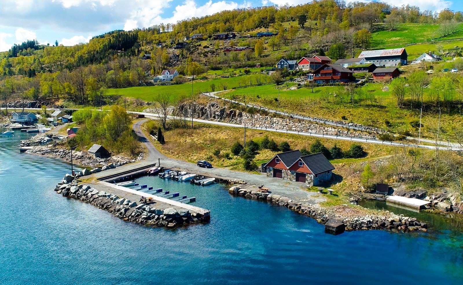 Mulighet for leie av båtplass i flott anlegg like nedenfor hyttefeltet. Galleribilde