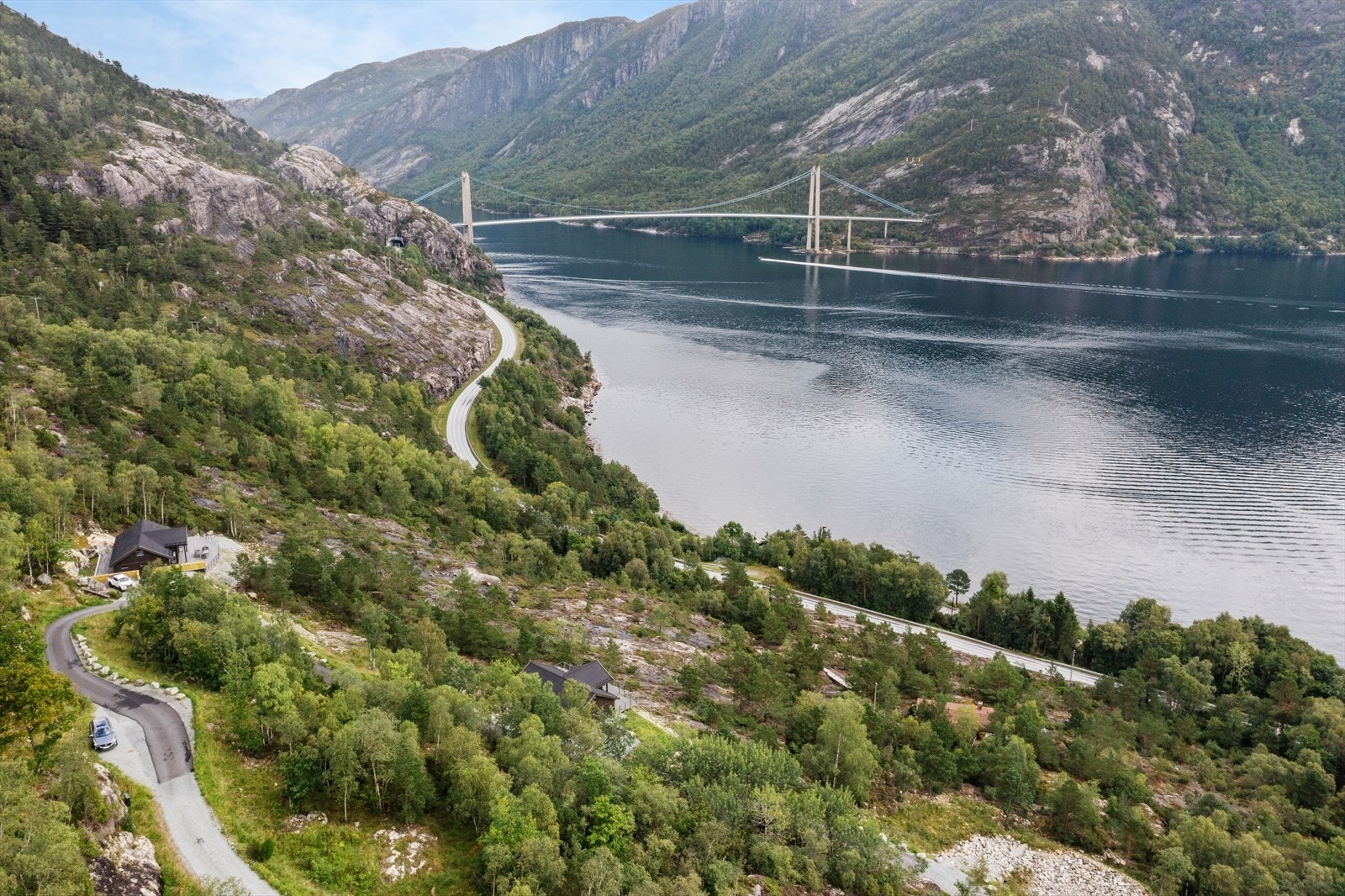 Tomtene har fin beliggenhet i høyden og kan nyte flott utsikt av innseilingen til Lysefjorden, samt Høgsfjorden. Galleribilde