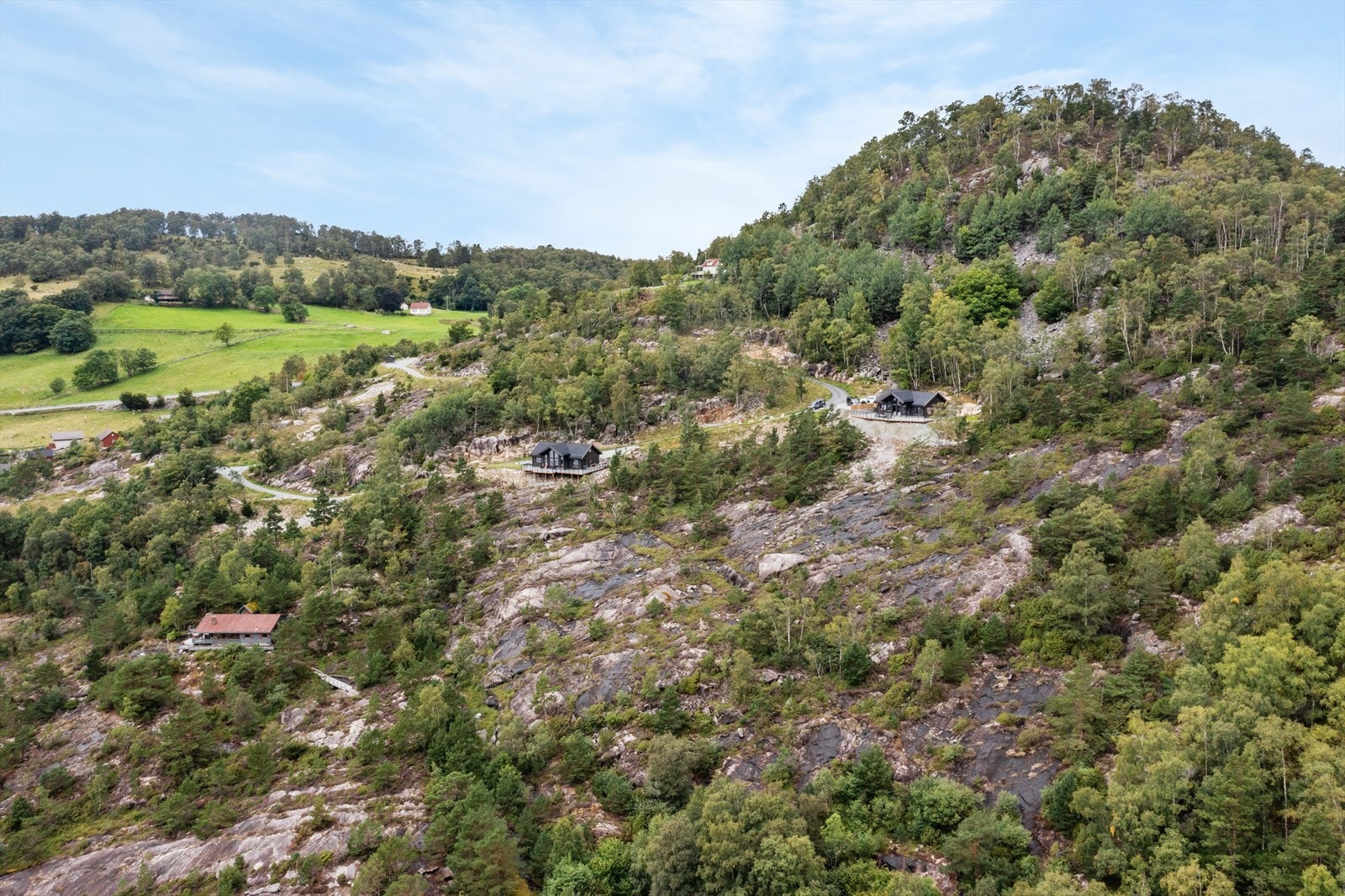 Tomtene har fin, landlig og usjenert beliggenhet på feltet. Galleribilde