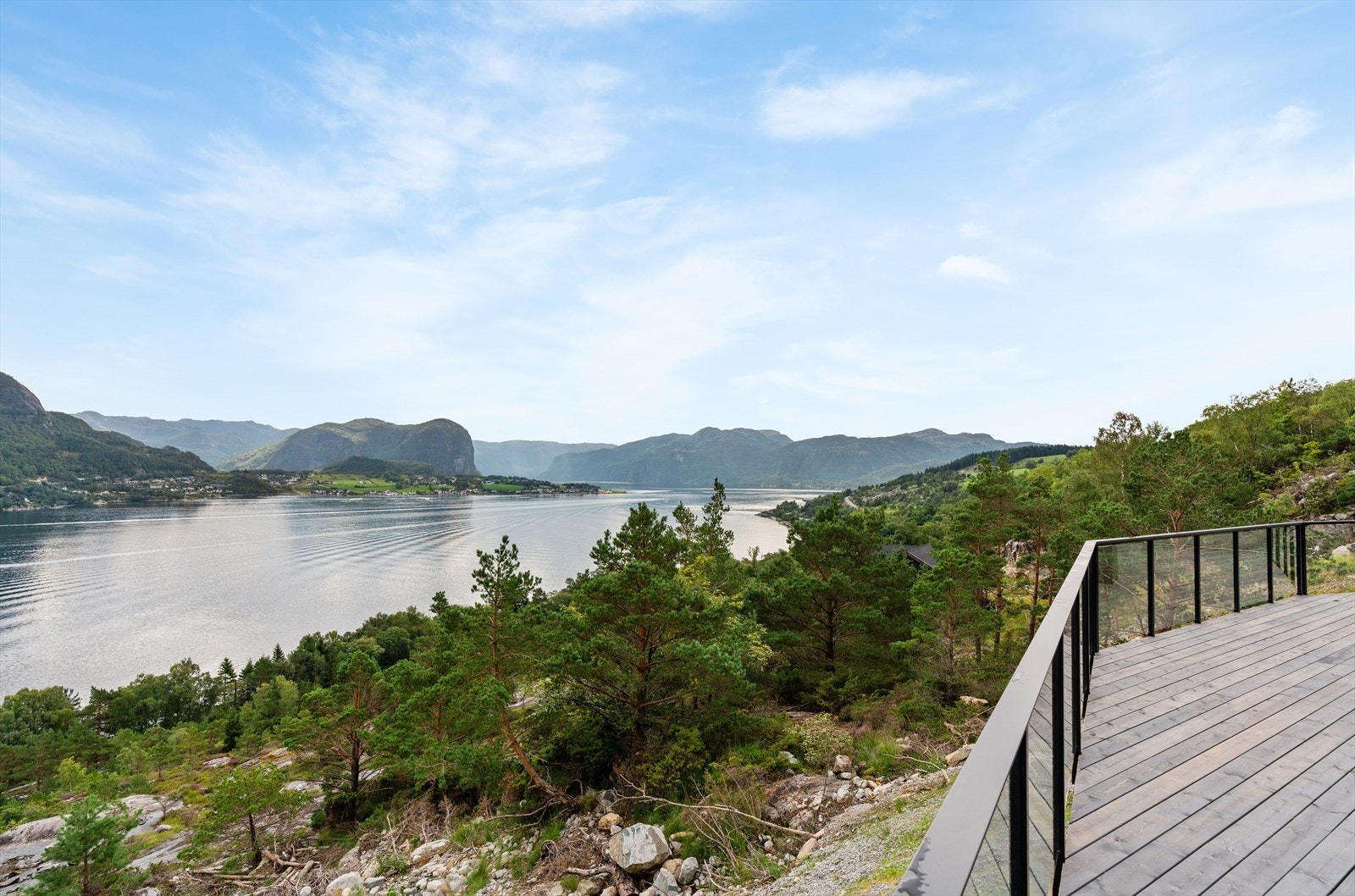 Bilde fra en av hyttene oppført på feltet. Galleribilde