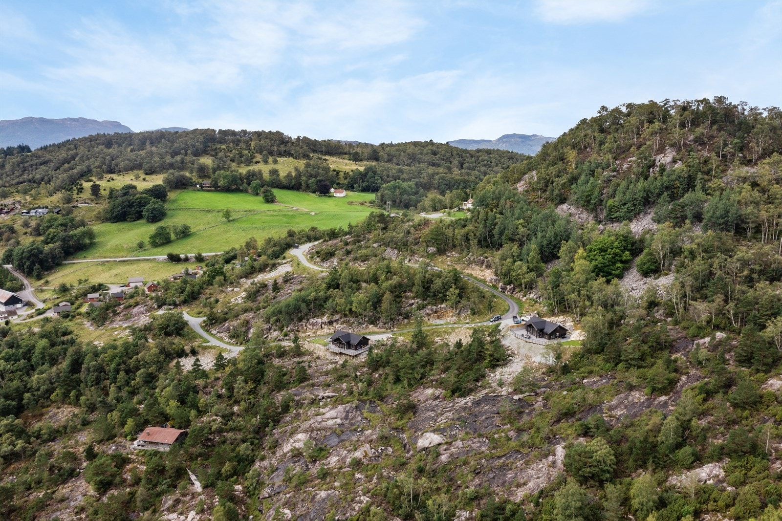 2 hytter bygget på feltet. Galleribilde