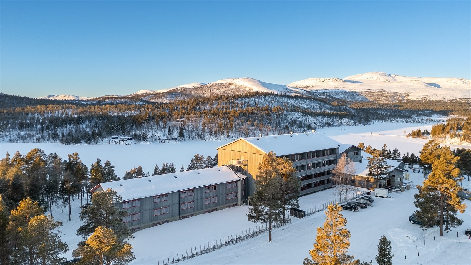 Hotellet med Savalsjøen i bakgrunn. Kort vei til badestand mm. sommerstid. Galleribilde