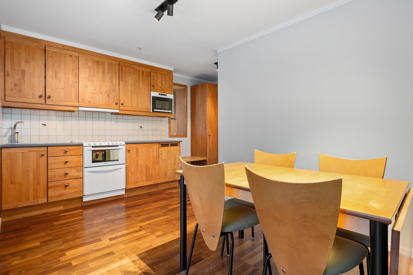 Oppholdsrom/kjøkken i rom 508. Leiligheten selges fullt møblert. Galleribilde