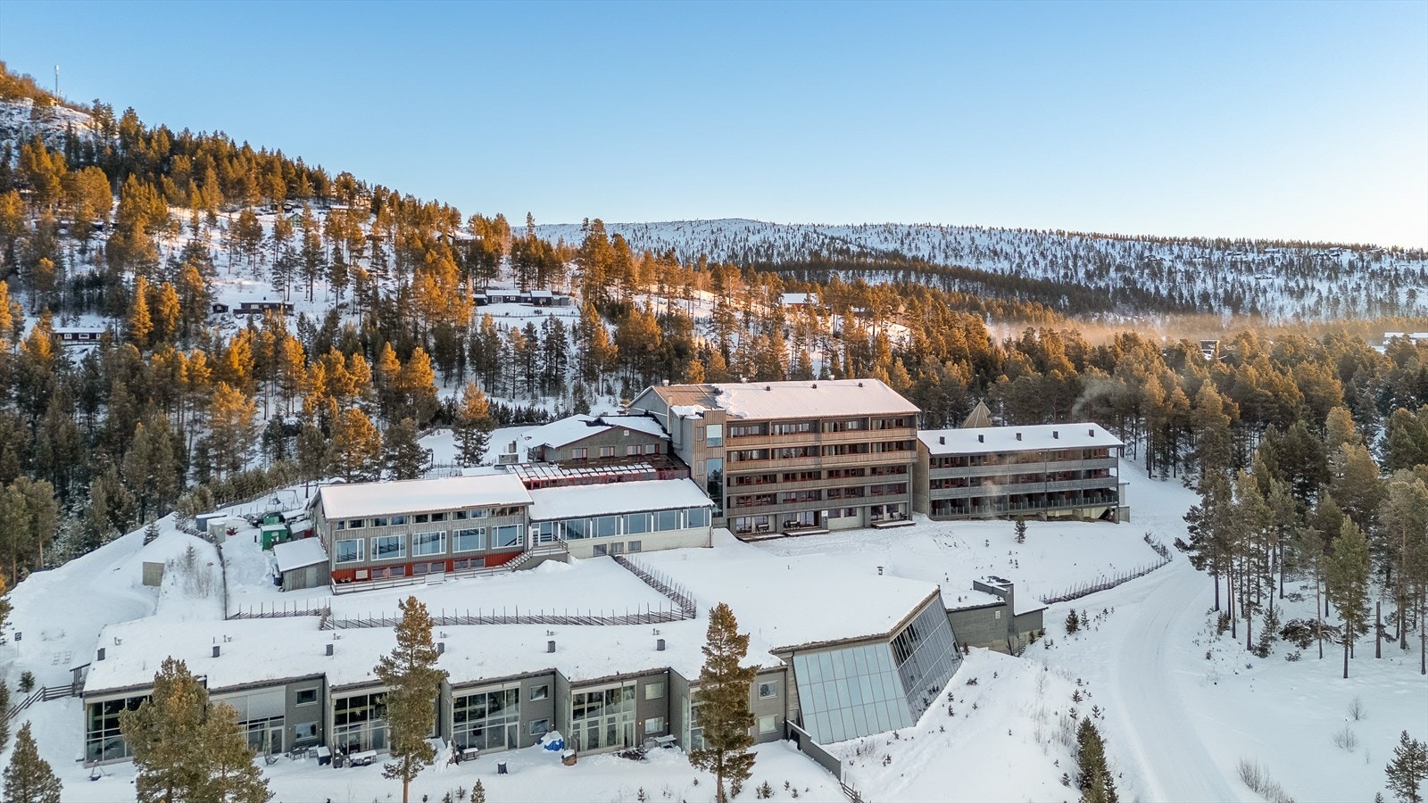 Dronefoto av hotellet. Galleribilde