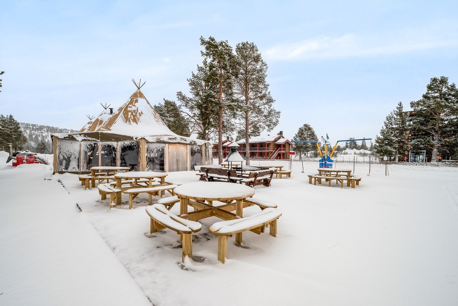 Uteområdet i bunn av alpinbakken. Galleribilde