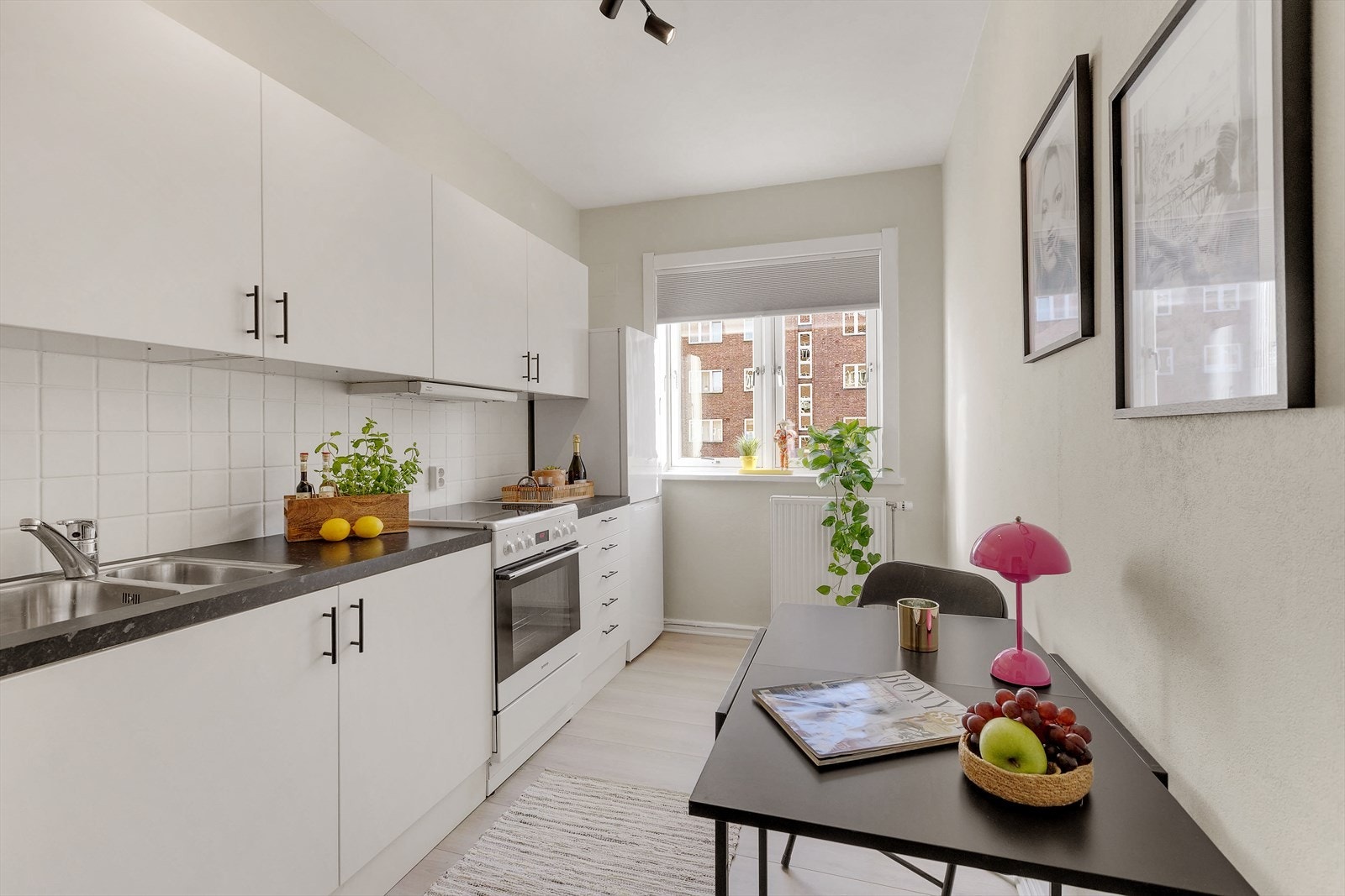 Leiligheten har et lyst og stilrent kjøkken med moderne detaljer og innbydende atmosfære Galleribilde