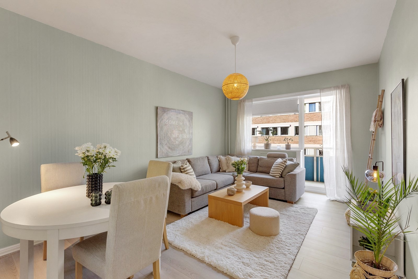 Leiligheten har en lyst og innbydende stue med harmoniske fargetoner og en lun atmosfære Galleribilde