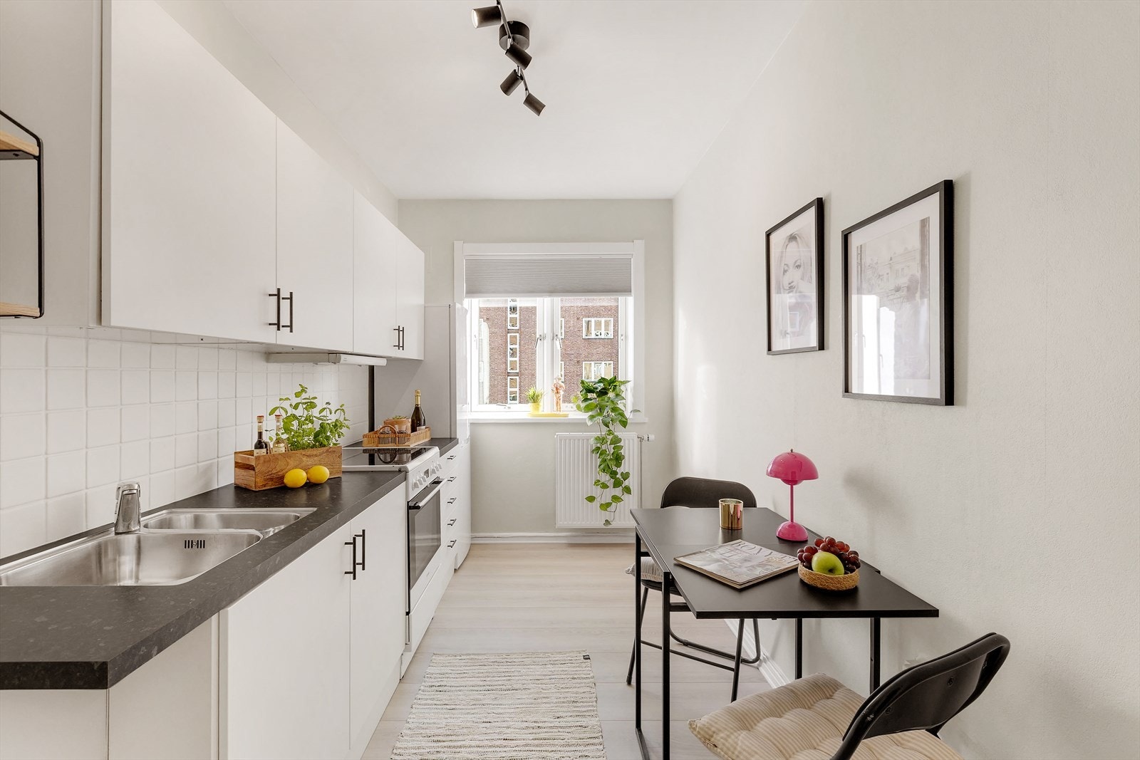 Separat kjøkken som har godt med skap- og benkeplass samt god plass til spisebord Galleribilde