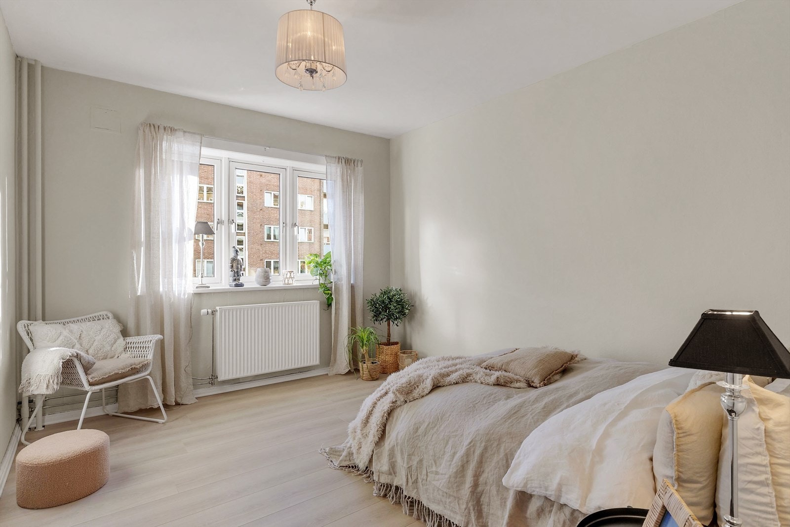 Fint soverom vendt mot indre bakgård Galleribilde