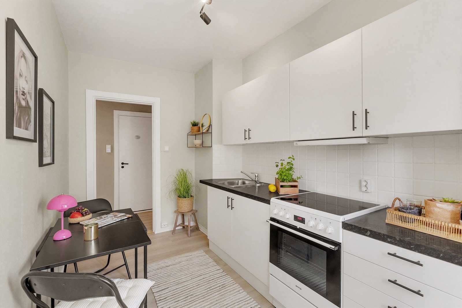 Stilrent kjøkken som kombinerer funksjonalitet og eleganse Galleribilde