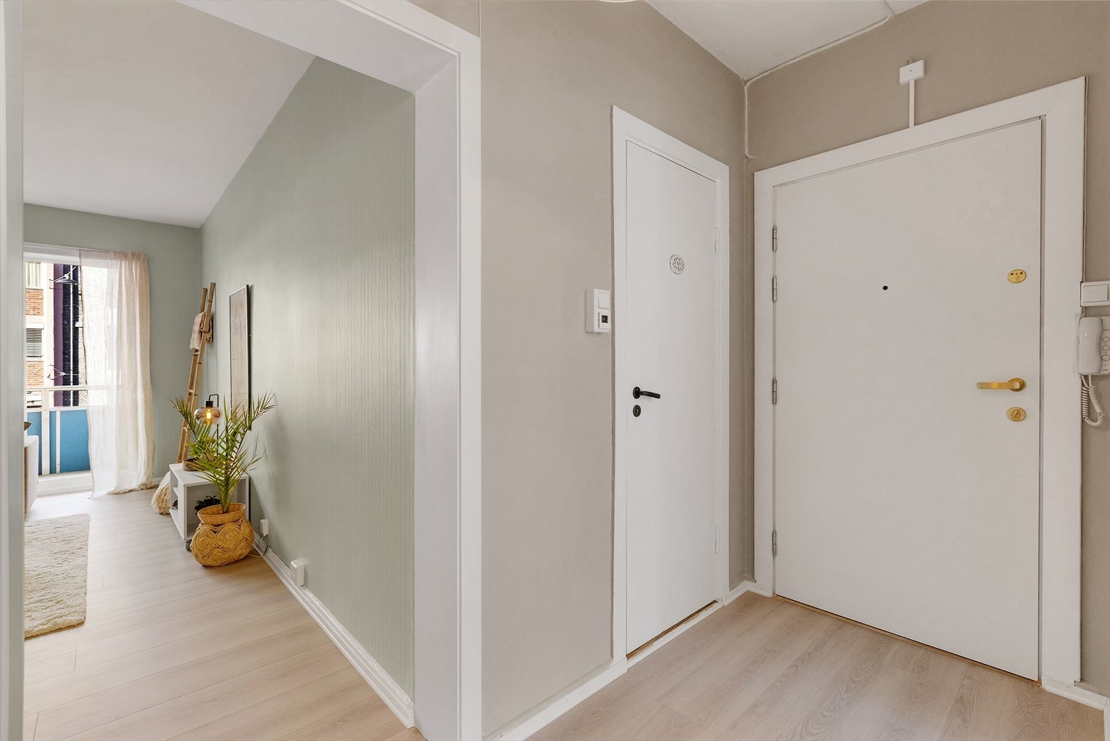 Fra gangen har du direkte tilgang til kjøkken, soverom og stue Galleribilde