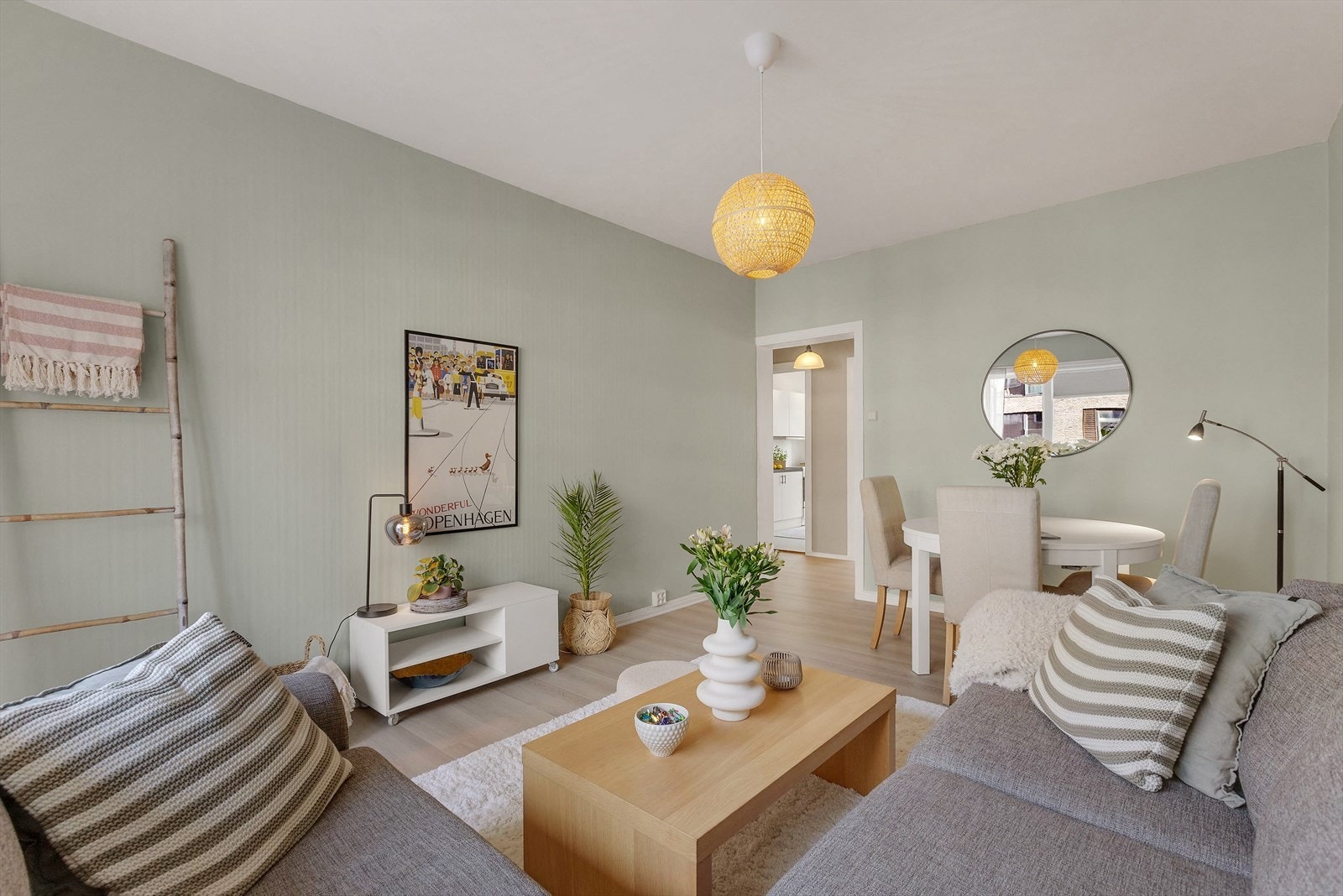 I stuen er det god plass til både sofa og en spisegruppe Galleribilde