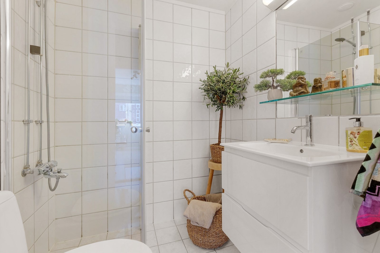 Lyst og stilrent bad med delikate detaljer Galleribilde