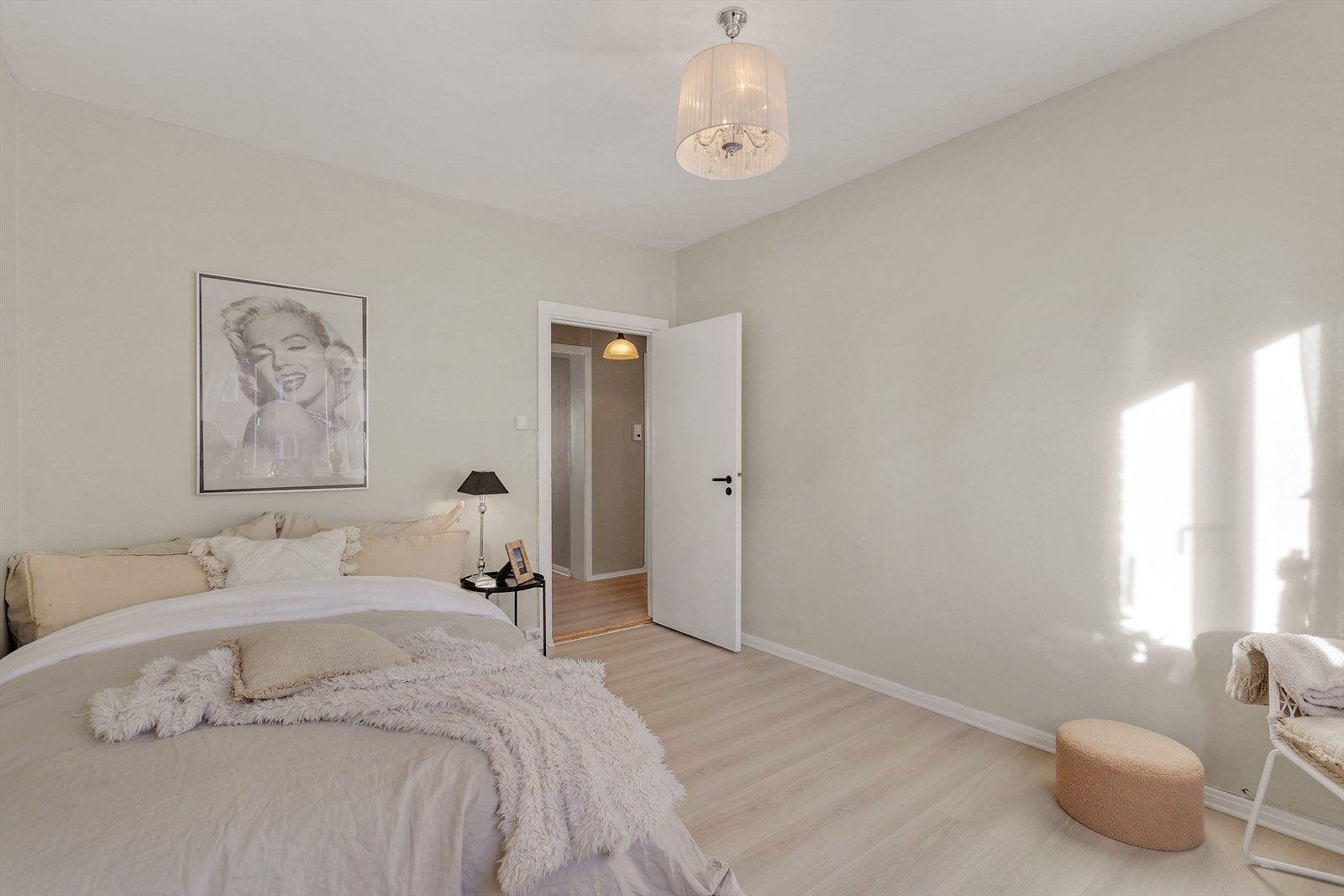 Soverommet har god plass til oppbevaring og stor og god seng Galleribilde