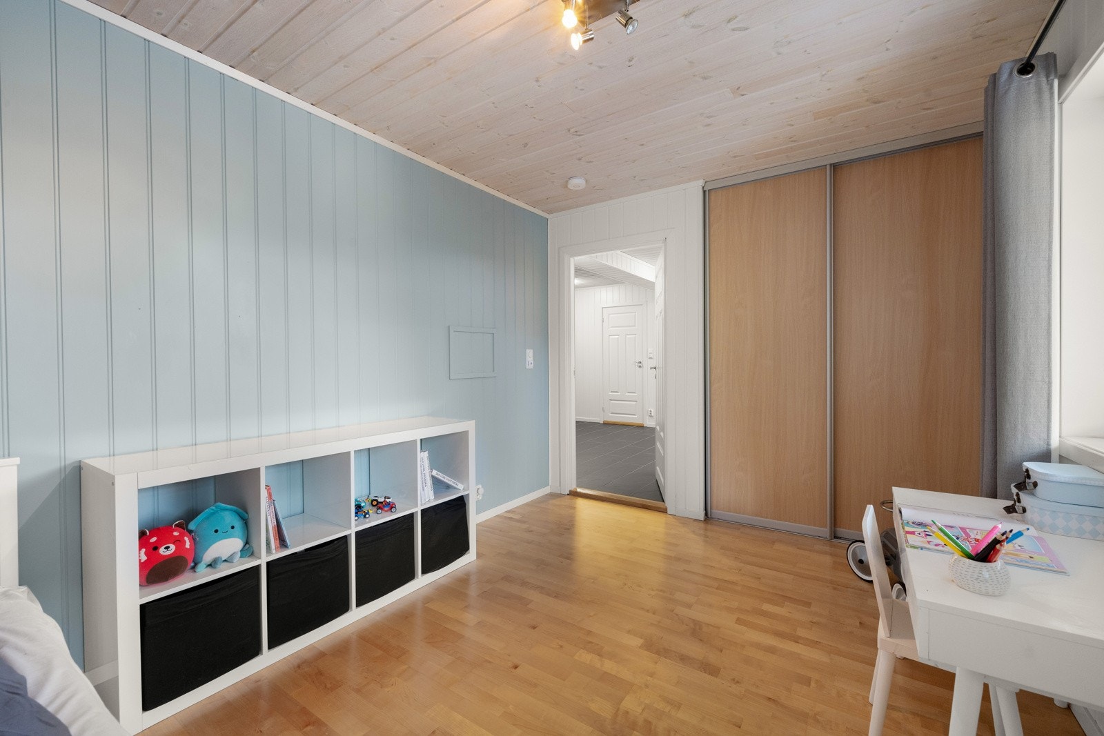 Det er skyvedørsgarderobe på begge rom. Galleribilde