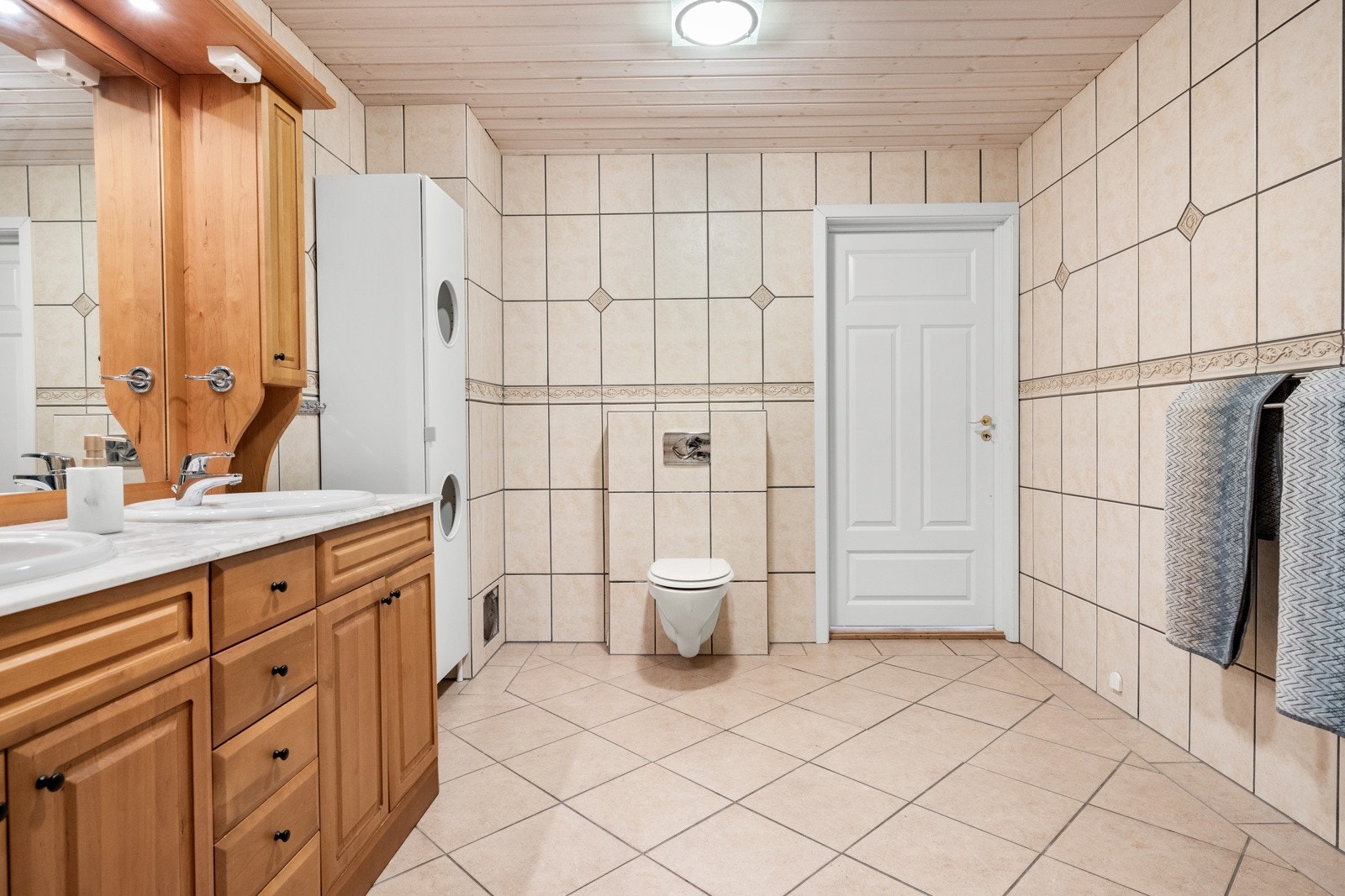 Badet har vegghengt toalett, og dusjkabinett fra 2023. Galleribilde