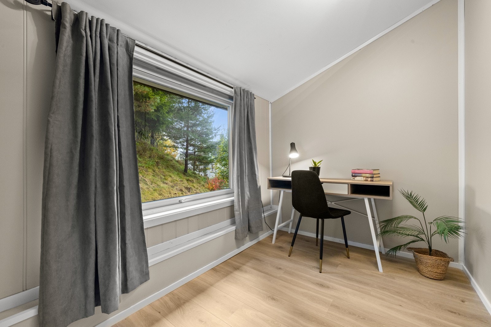 Det er også plass til en kontorløsning på hovedsoverommet. Galleribilde