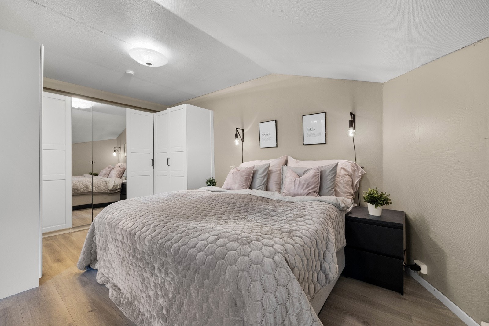 Hovedrommet er av god størrelse med mulighet for dobbeltseng, garderobeløsning og kontorplass (ikke godkjent) Galleribilde