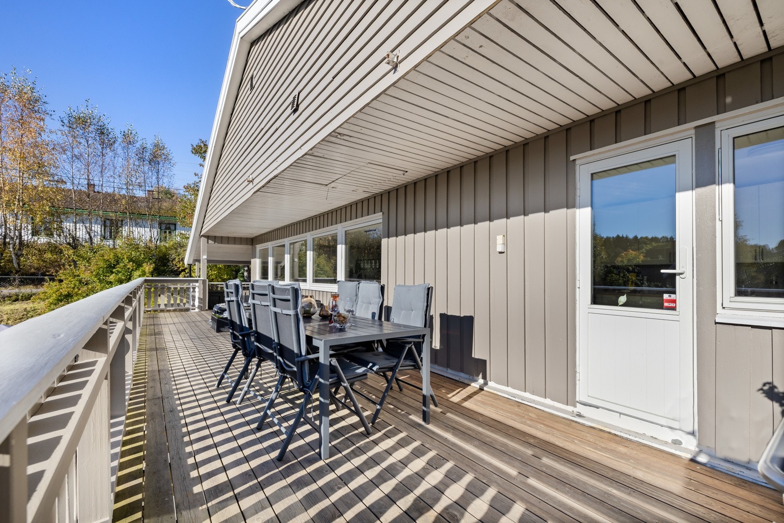 Her er det god plass til spiseplass og grillen, og solen kan nytes fra tidlig formiddag til kveld. Galleribilde