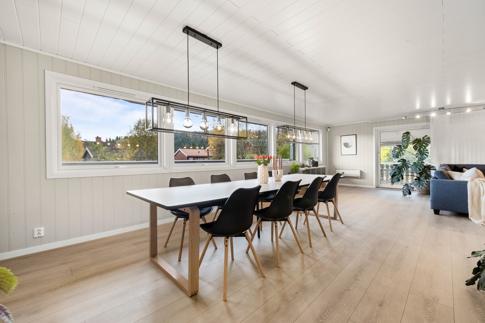 Allrommet har svært godt lysinnslipp og hyggelig utsikt mot området. Det er tofløyet dør ut til vestsiden av terrassen. Galleribilde