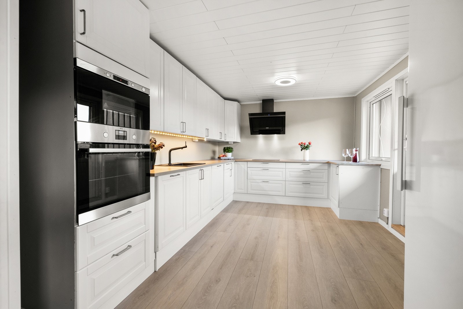 Kjøkkenet er av god størrelse, med stor innredning og god romløsning. Galleribilde