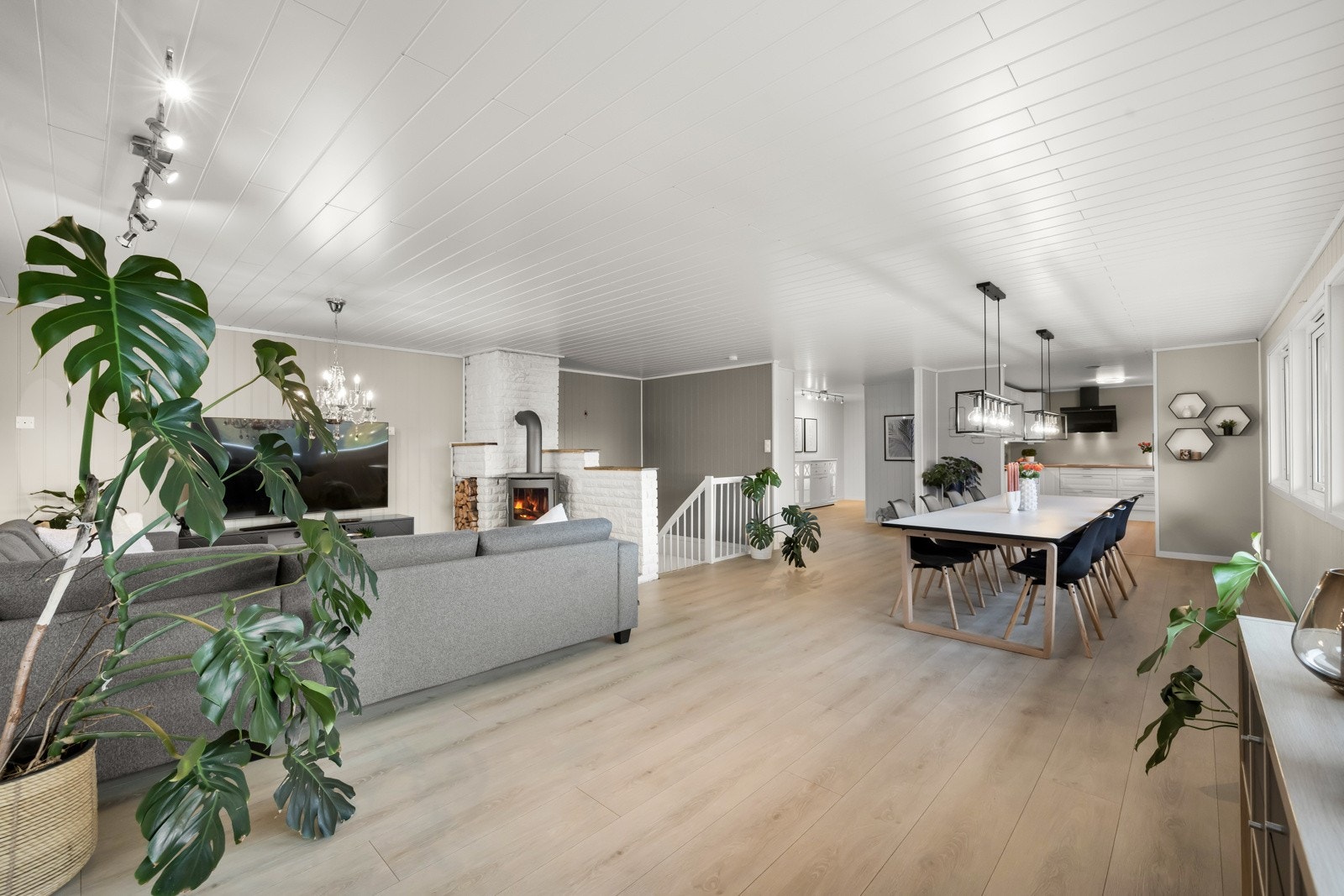 Boligen har et flott allrom med stue, spisestue og kjøkken i åpen løsning. Galleribilde