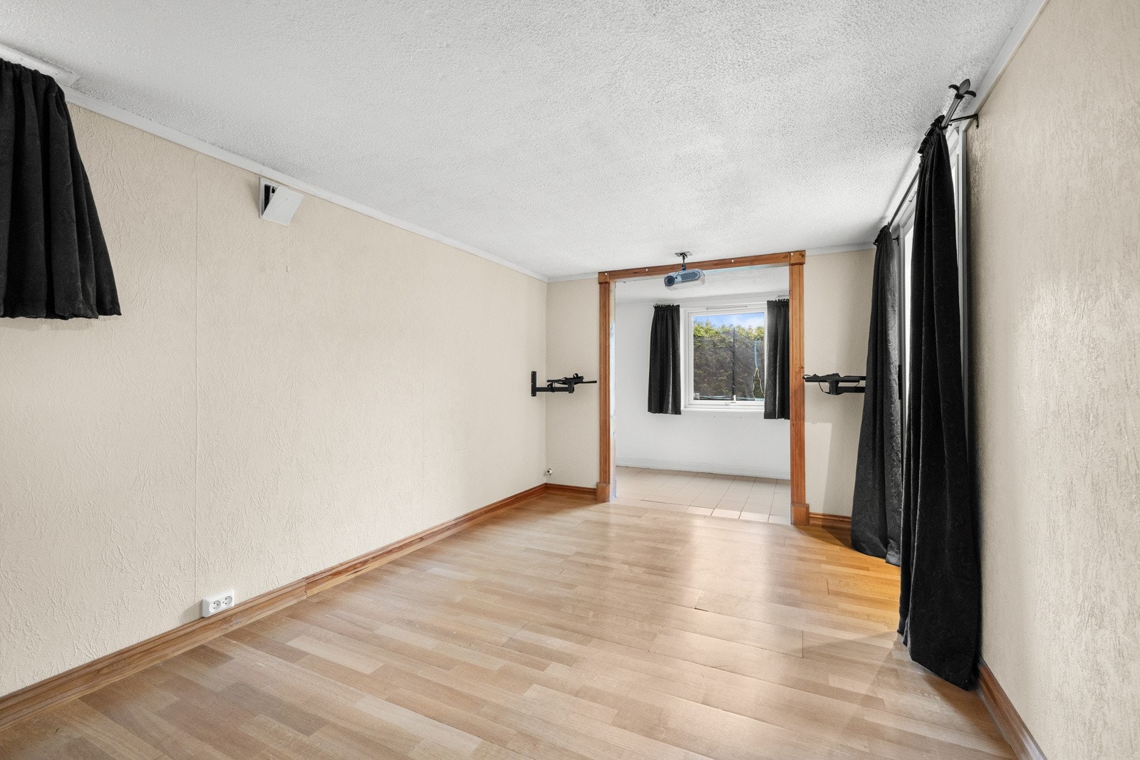 Disponibelt rom i underetasjen, som kan bli benyttet som tv-stue (ikke godkjent) Galleribilde