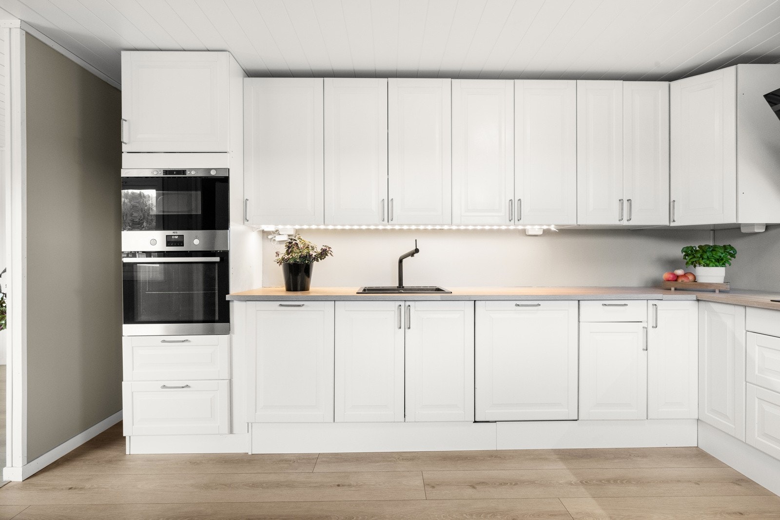 Innredningen fra Ikea ble montet i 2019. Veggene på kjøkkenet ble malt i 2023. Galleribilde