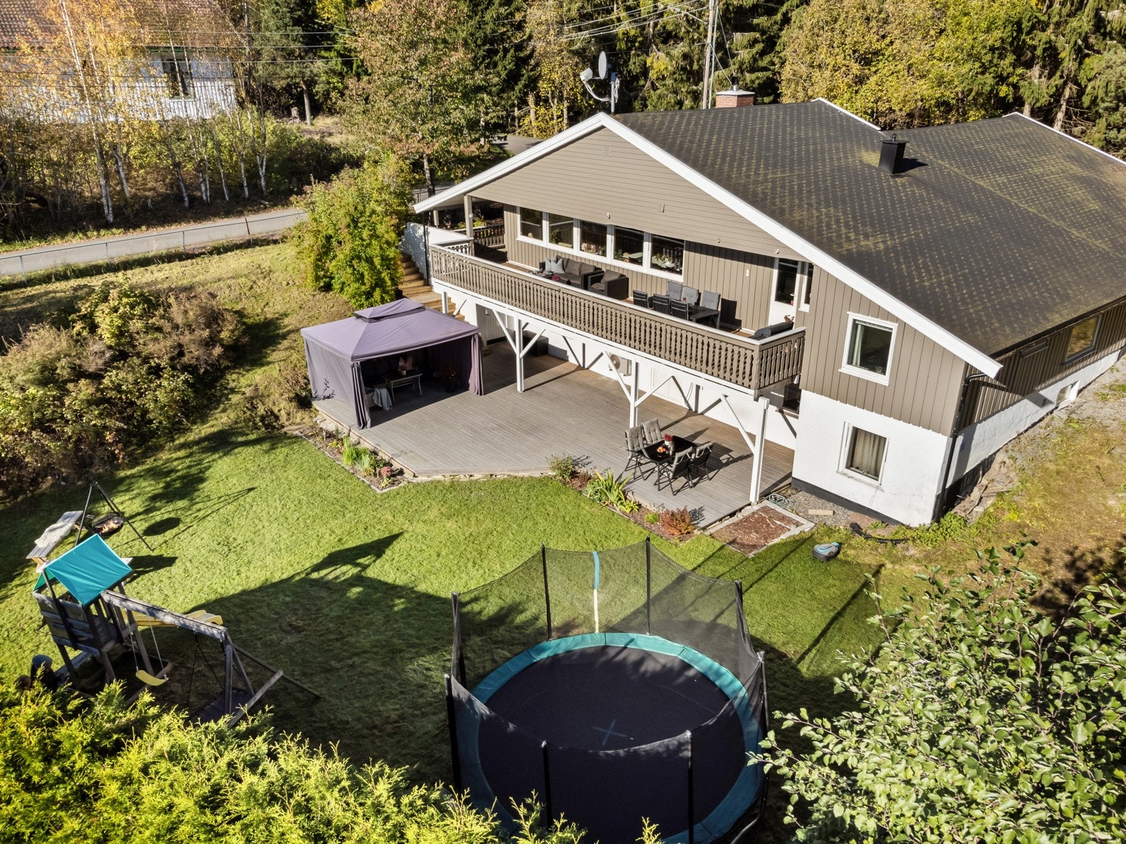 Stor og innholdsrik enebolig på 249 kvm fordelt på to plan, på 1,4 måls usjenert tomt. Galleribilde