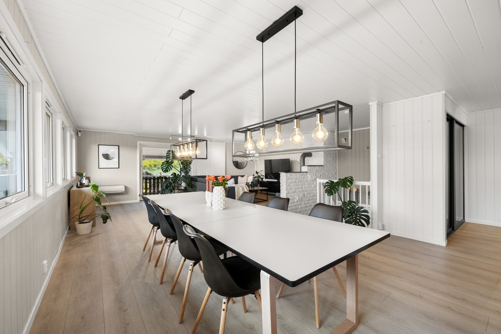 Allrommet er nylig oppusset med lyst laminatgulv, og veggene er malt i rolige jordtoner. Galleribilde