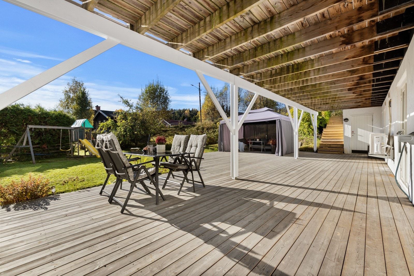 Fra kjellerstuen kommer du ut til en stor og solrik terrasse på ca. 83 kvm, med tilknytning til hagen. Galleribilde