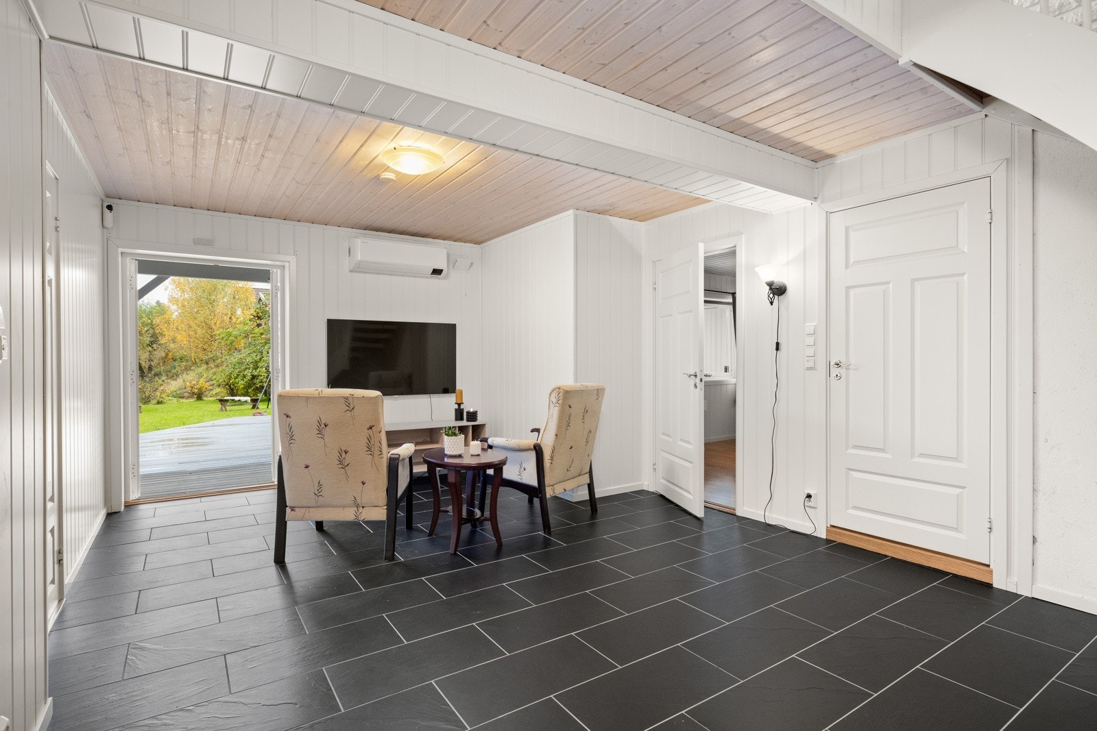 Kjellerstuen passer ypperlig som eget oppholdsrom til barna, med plass til sofa, tv og spill. Galleribilde