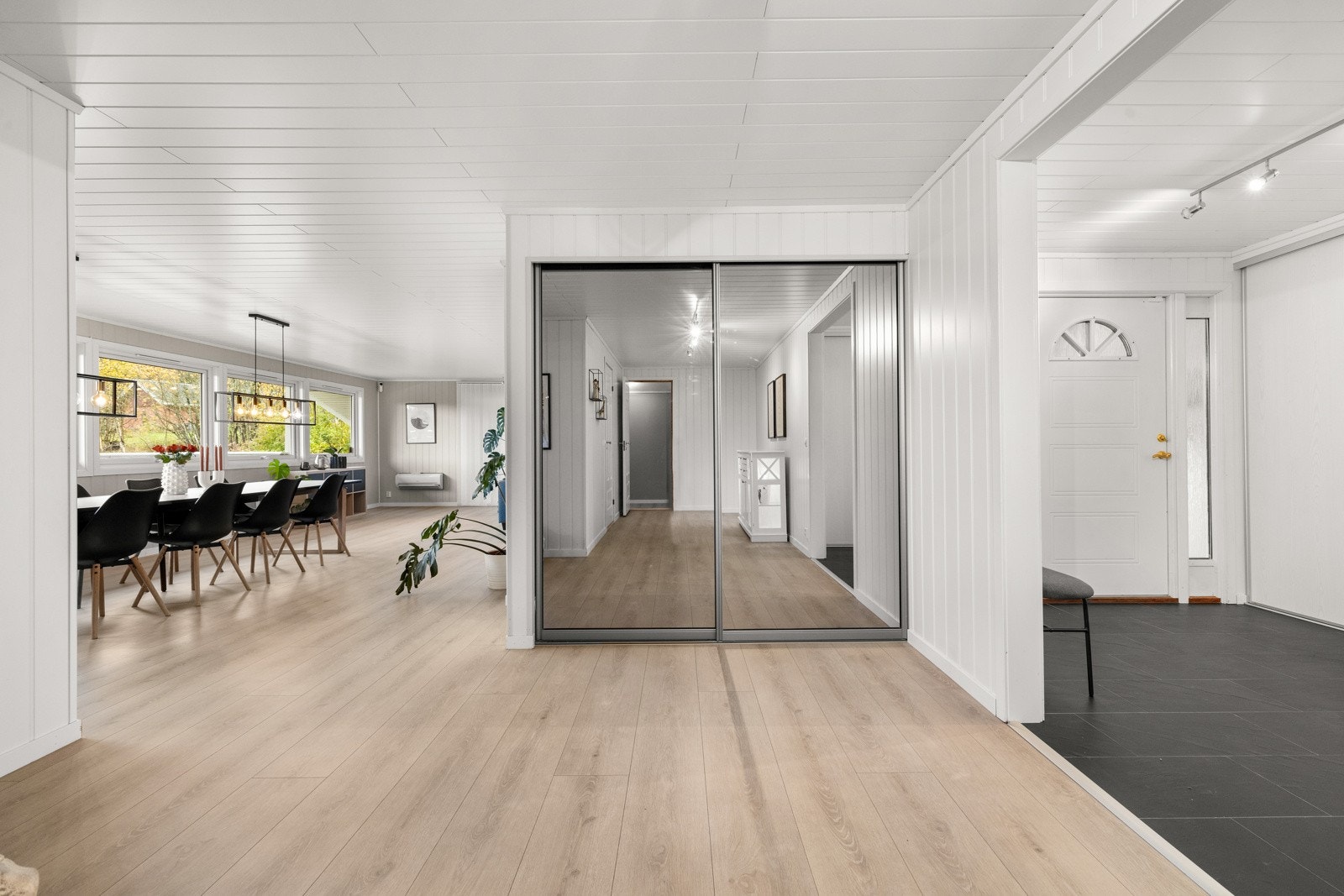 I entré og gang er det rikelig med garderobeplass for lagring av yttertøy og diverse. Galleribilde