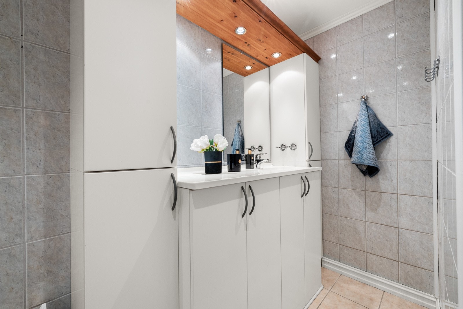 Praktisk toalettrom i tilknytning til entré og gang. Galleribilde